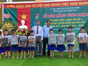 Công đoàn cơ sở tặng quà cho học sinh vuợt khó học giỏi trường Tiểu học Thạnh Lộc 1, H.Vĩnh Thạnh
