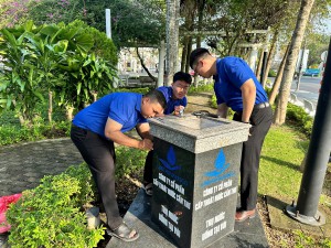 Đoàn cơ sở Công ty vệ sinh và kiểm tra các trụ nước uống tại vòi năm 2025