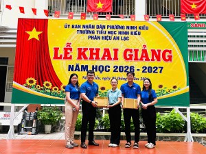 Đoàn cơ sở Công ty tặng tập chào mừng khai giảng năm học 2026 - 2027