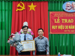 Trao tặng huy hiệu 30 năm tuổi Đảng cho đ/c Nguyễn Hữu Lộc