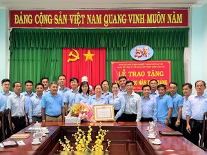 Trao tặng huy hiệu 30 năm tuổi Đảng cho đ/c Lê Thị Nguyệt Thu